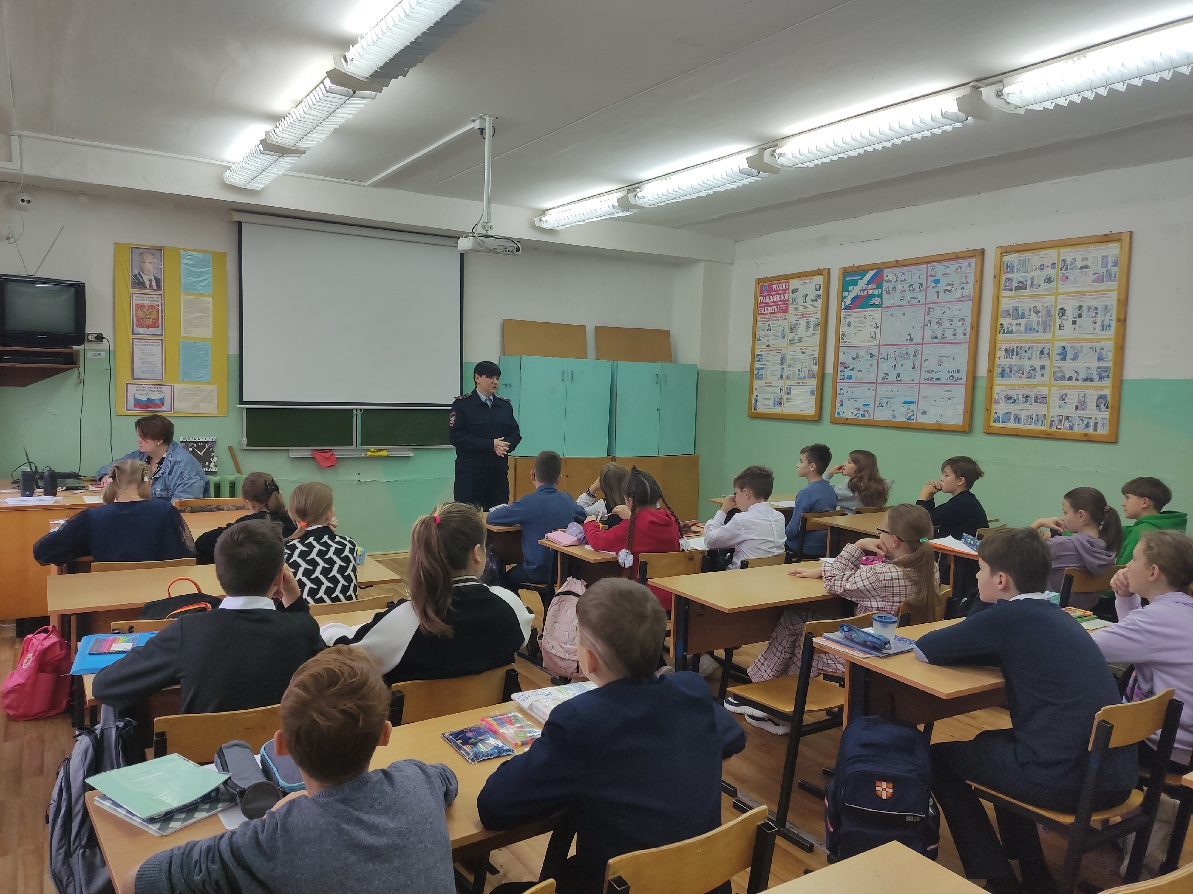 Беседы сотрудников транспортной полиции с учащимися.